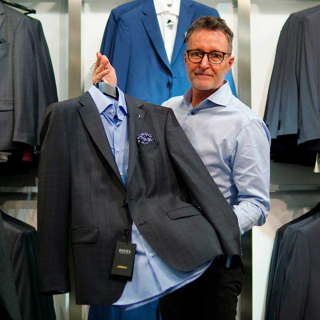 medarbejder der fremviser en lækker jakke fra Tøjeksperten Glostrup